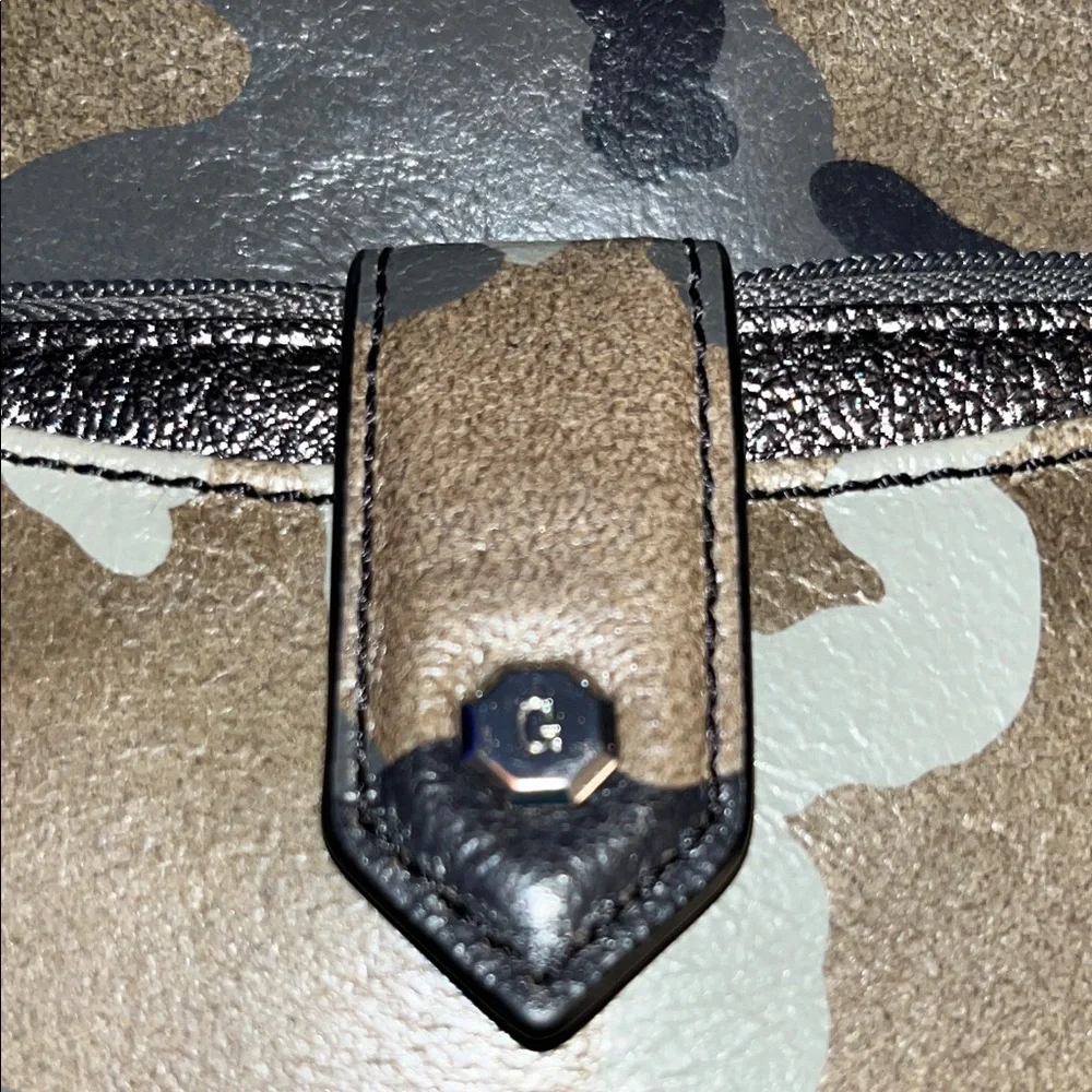 GILI CAMO LEATHER CROSSBODY BAG/ SILVER ID WRISTLET EUC - Picture 3 of 11